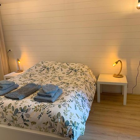 Tiny House Tussen De Grachten Sneek Bagian luar foto