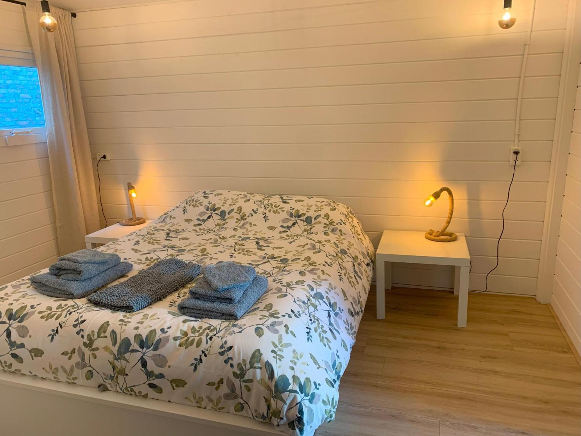 Tiny House Tussen De Grachten Sneek Bagian luar foto