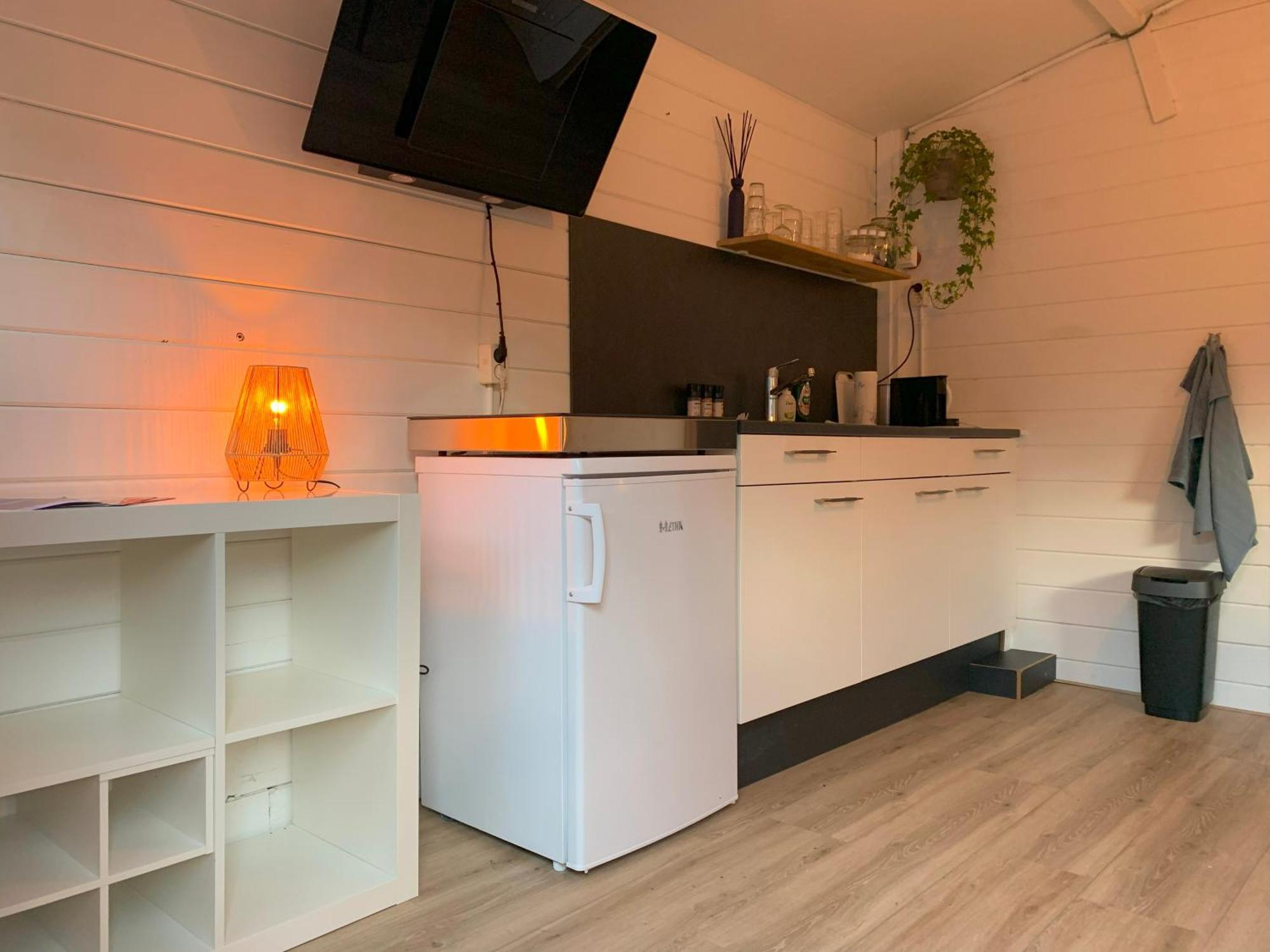 Tiny House Tussen De Grachten Sneek Bagian luar foto